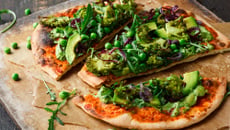 Pizza aux légumes verts et avocat