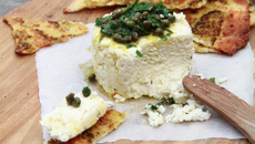 Pain plat au pesto pour accompagner une ricotta cuite au four