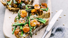 Tartine aux mirabelles rôties, chèvre frais, asperges et menthe
