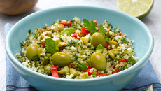 Salade de quinoa aux olives vertes comme un taboulé