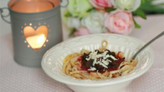 Spaghettis de crêpes à la bolognaise de fraises et brownie