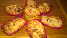 Muffins aux pépites de chocolat au beurre de cacahuète et cacahuètes entières