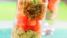 Verrine de concassé d'artichauts au quinoa et saumon fumé