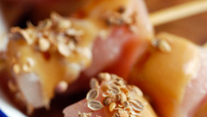 Petites brochettes au poulet mariné à la moutarde parfumée