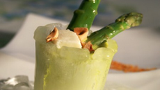 Gaspacho d'asperges vertes des Landes aux noisettes, chutney glacé gingembre-fromage blanc