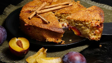 Tendre gâteau à la cannelle et aux reines-claudes