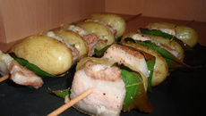 Brochettes de pommes de terre, lard et laurier