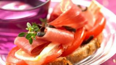 Tartine de brie rôti et jambon sec