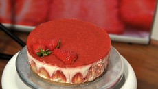 Le Fraisier au fromage blanc et soupe de fraise