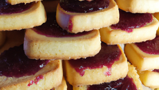 Biscuit de Savoie fourré à la confiture de cerise