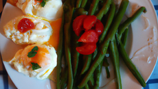 Haricots verts à la mousseline de tomates et œufs mollets