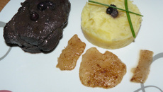 Pavé de sanglier et son jus de viande au vin rouge et myrtilles, écrasé de pommes de terre et poire épicée