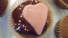 Cupcakes au chocolat et cœur de pâte d'amande
