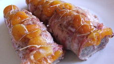 Filet mignon de porc farci aux abricots secs et à la Coppa dans sa gaine de poitrine fumée et de crépine
