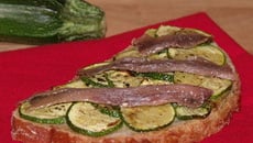 Bruschetta courgettes et anchois (ou lardons)