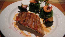 Dos de maigre, charlotte de choux vert et topinambour aux tourteaux frais, jus de coquillages aux grains nobles de Cadillac