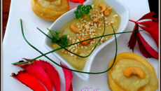 Velouté d'artichauts, pommes de terre et son île flottante aux pistaches, noix de cajou