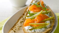 Tartines saumon fumé, aneth au pain de seigle