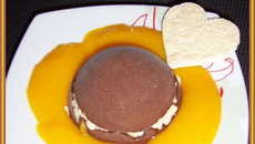 Dôme glacé chocolat meringues, coulis de mangue