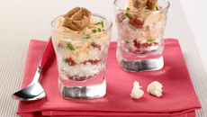 Verrine saumon-ciboulette, taboulé de chou-fleur et tomates confites, croustillant de blé noir