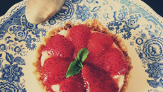 Tartelettes fraises, basilic et mousse de chèvre... sans cuisson