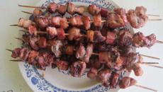 Petites brochettes au porc et au miel
