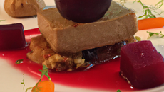 Foie gras confit à la betterave