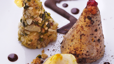 Poulet farci au foie gras, son confit, polenta et racines...