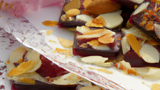 Chocolats de Pâques à la confiture de cerise et fraise aux amandes