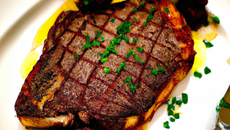 Côte de bœuf grillée sauce choron