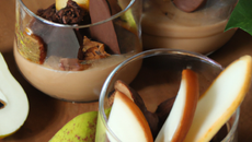 Verrines au chocolat, poires et cookies