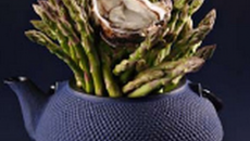 Huîtres Marennes Oléron, thé vert, lait de soja et asperge