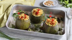 Courgettes farcies au couscous, quinoa noir et graines de lin
