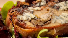 Terrine tiède de Fourme d'Ambert pommes fruit, artichauts et jambon pays, salade d'endive et betterave