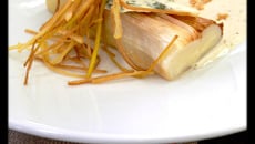 Poireau rôti, fourme d'Ambert et jus moutarde à l'ancienne