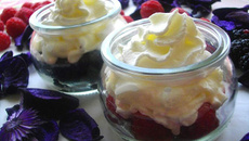 Tapis de fruits rouges à la mousse d'Ylang-Ylang...