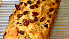 Cake au Galopin garni de noix et de raisins