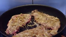 Côtes de porc dans l'échine marinées