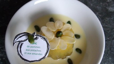 Aspic de pommes aux pistaches et aux amandes