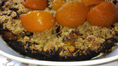 Crumble tout chocolat aux abricots