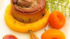 Fondant d'agneau sur lit d'ail et d'abricot