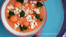 Soupe de melon à la feta et pesto de persil, fleur de sel au piment d'Espelette