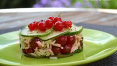 Salade de riz au thon, courgette et groseilles rouges