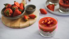 Pudding de chia au lait de coco et à la fraise