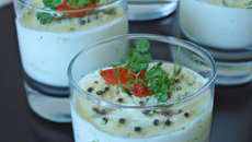 Verrines fromage blanc aux fines herbes et coulis de poivrons
