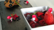 Consommé glacé fraises-framboises, sorbet à la fraise,pesto sucré au basilic et financiers aux olives confites