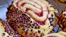 Biscuit spirale à la confiture de framboise et perles de chocolat