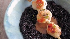 Brochette citronnelle-poulet aux deux citrons et risotto noir au bouillon Ariaké