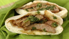 Pain pita à l'agneau mariné et grillé au cumin, sauce à la menthe, façon street food