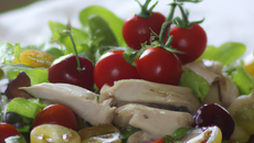 Salade rafraîchissante au poulet et aux tomates cerises